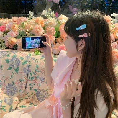 指尖相触，恋恋不舍